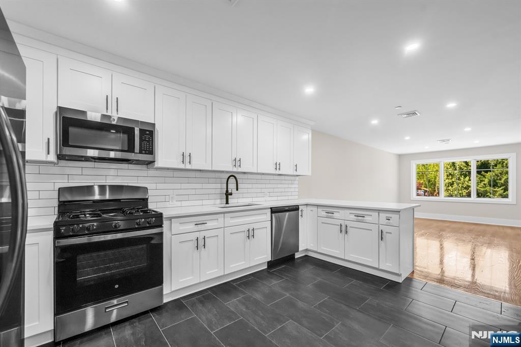 Rental Property at 162 Closter Dock Rd C, Closter, New Jersey - Bedrooms: 1 
Bathrooms: 1 
Rooms: 4  - $2,999 MO.