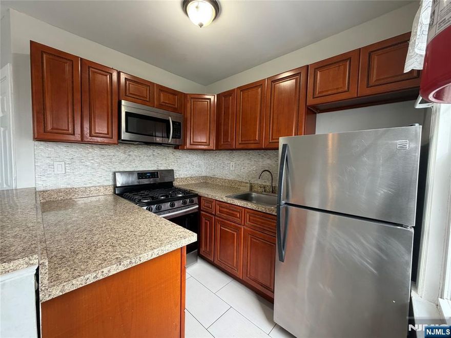 Impressive, move-in-ready 1-bedroom apartment on the renovated 2nd floor. Enjoy a sleek kitchen featuring stainless steel appliances and a versatile island bar for dining or work. The spacious, modern bathroom and ample bedroom closet space make daily living a breeze. Shared backyard access adds outdoor value. Walk to parks, schools, stores, and commute with ease via nearby highways. A perfect mix of comfort, style, and location!