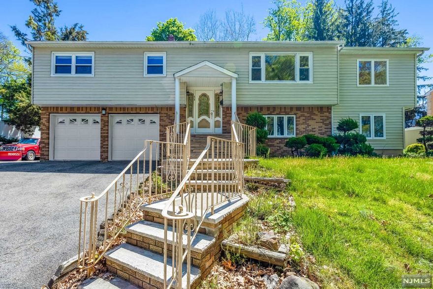 CUSTOM HOME LOCATED IN ONE OF THE NICEST AREA OF TOWN. IDEAL FOR EXENTED FAMILY WITH GROUND FLOOR BEDROOMS AND PRIVATE ENTRANCE. 4000SF OF LIVING SPACE WITH MANY EXTRAS LIKE FIREPLACE, SKYLIGHTS, CATHEDRAL CEILING LARGE DECK AND MANY MORE AMENITIES. A MUST SEE SELLER WILL CONSIDER FINANCING FOR THE RIGHT APPLICANT.