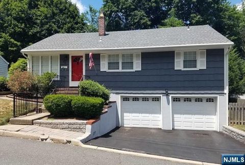 Photo of 25 Glenview Ter, Cresskill, NJ 07626 (MLS # 26006585)