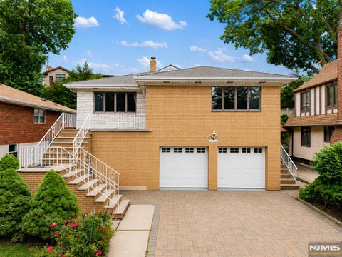 Photo of 1042 Harvard Place, Fort Lee, NJ 07024 (MLS # 26018579)