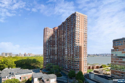 Photo of 100 Old Palisade Road #2314, Fort Lee, NJ 07024 (MLS # 26035600)