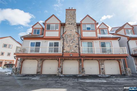 Photo of 56 Woods Edge Dr, Roxbury Township, NJ 07876 (MLS # 26010280)