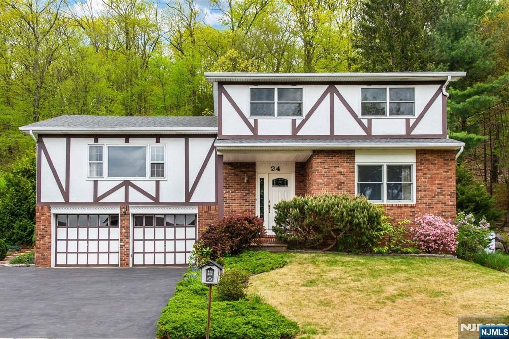Photo of 24 Molinari Drive, Wanaque, NJ 07465 (MLS # 26015307)