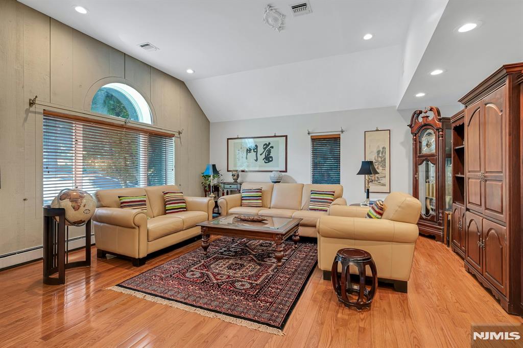 27 Hamilton Drive West