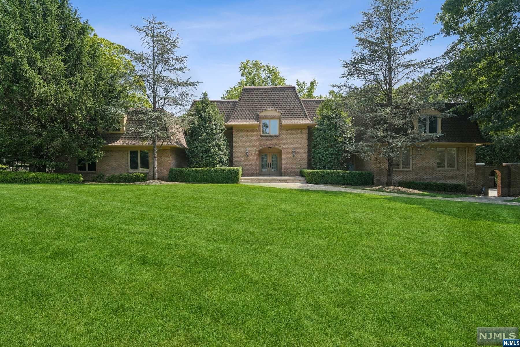 425 Saddle Back Trail, Franklin Lakes, New Jersey - 7 Bedrooms  
7 Bathrooms  
16 Rooms - 