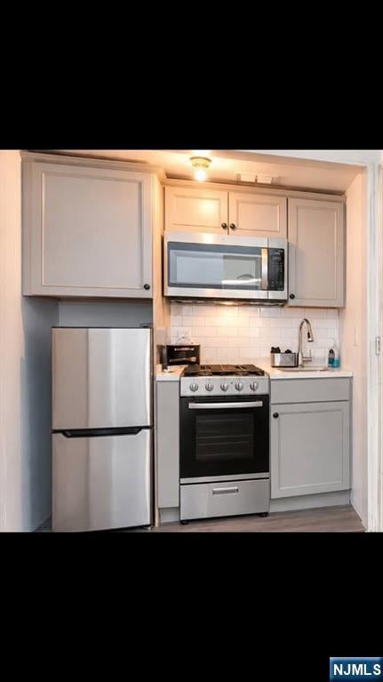 Photo of 30203030 Edwin Ave #5H, Fort Lee, NJ 07024 (MLS # 26031859)