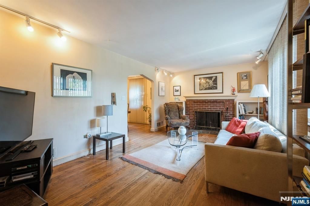 Photo of 279 Jefferson Avenue, Cresskill, NJ 07626 (MLS # 25039491)