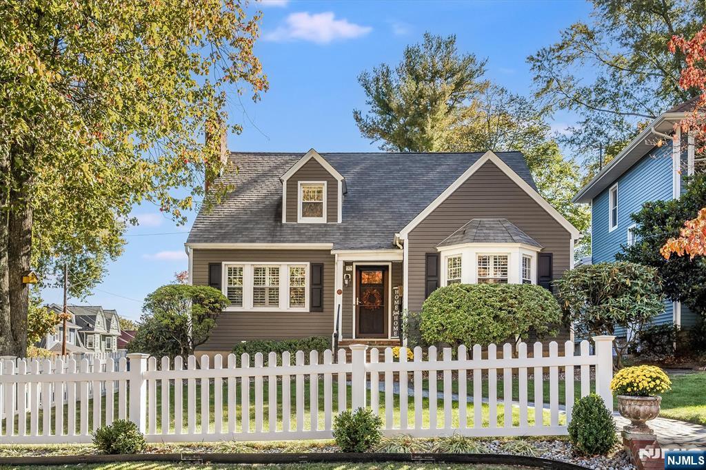 45 Grove Avenue, Verona, New Jersey - 4 Bedrooms  
3 Bathrooms  
8 Rooms - 