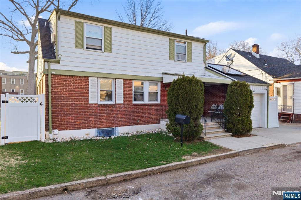 1490 Champlain Square