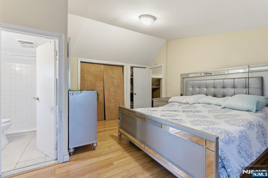 1490 Champlain Square