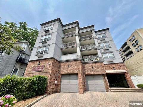 Photo of 547 Gorge Road #4B, Cliffside Park, NJ 07010 (MLS # 26016149)