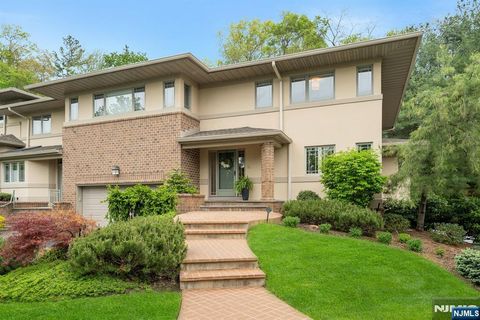 Photo of 22 Fox Run, Allendale, NJ 07401 (MLS # 26016454)