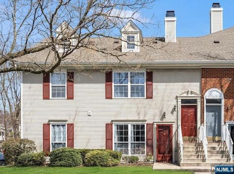 Photo of 1041 Cumberland Ct, Mahwah, NJ 07430 (MLS # 26019513)