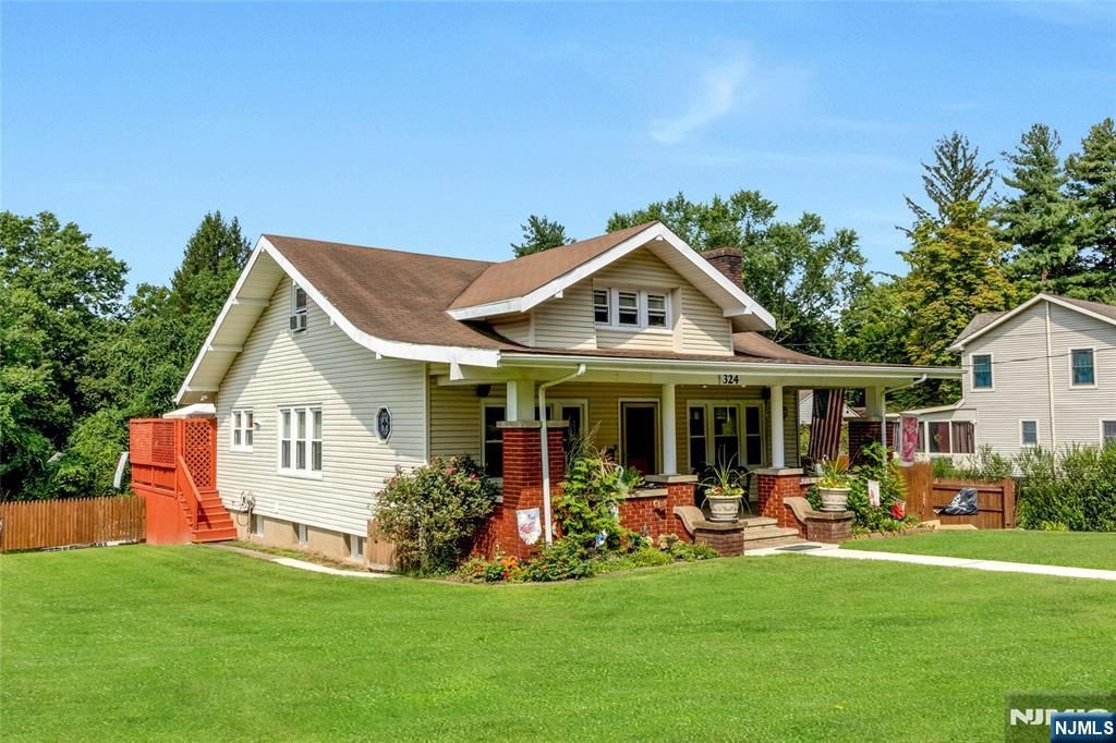 Photo of 324 Franklin Turnpike, Mahwah, NJ 07430 (MLS # 26016509)