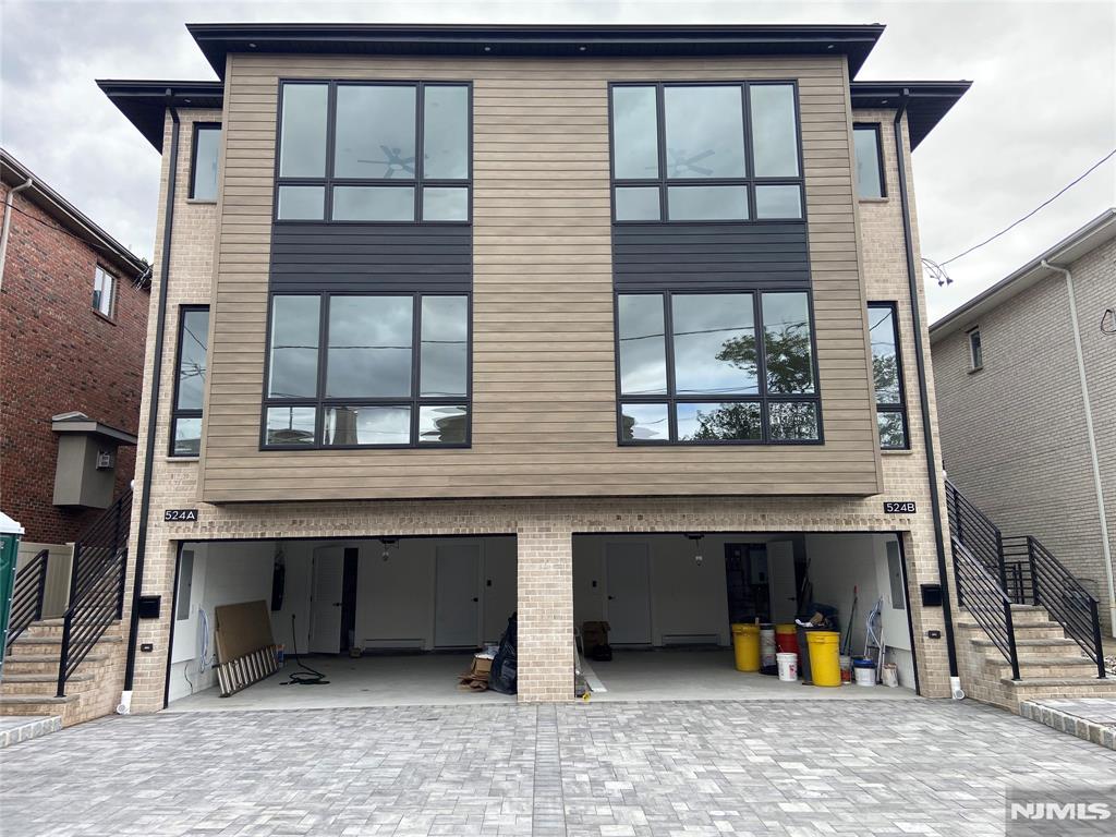 524 1st St A, Palisades Park, New Jersey - 4 Bedrooms  
4 Bathrooms  
8 Rooms - 