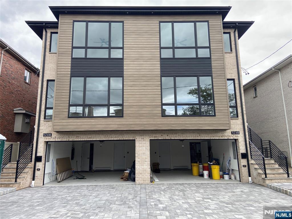 524 1st St A, Palisades Park, New Jersey - 4 Bedrooms  
4 Bathrooms  
8 Rooms - 