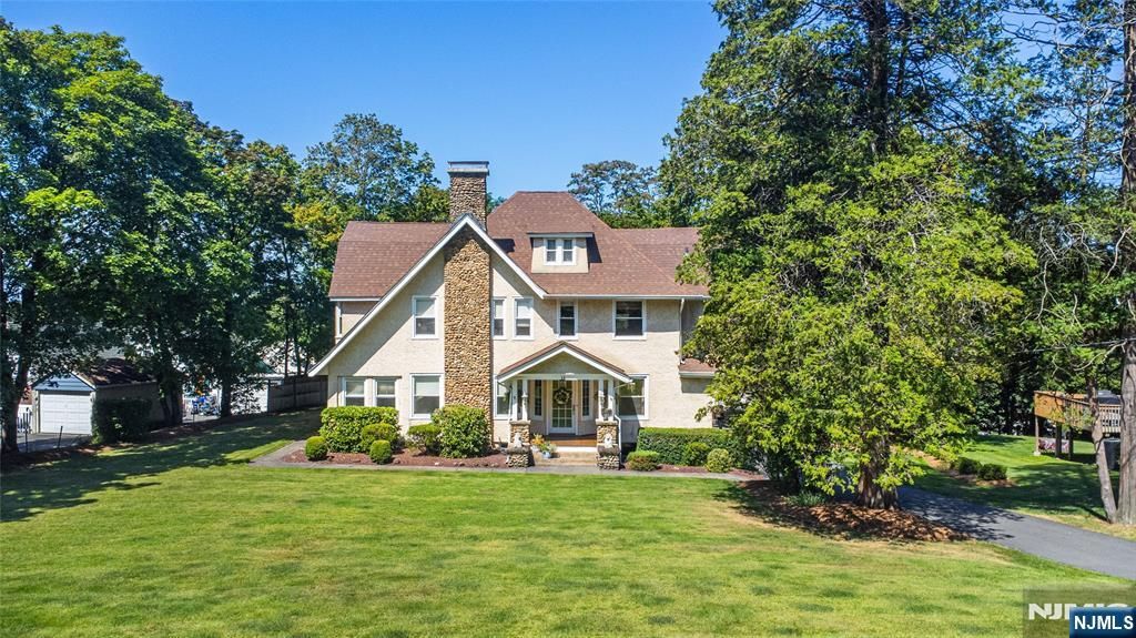 Photo of 11 Hillcrest Pl, West Caldwell, NJ 07006 (MLS # 25035766)