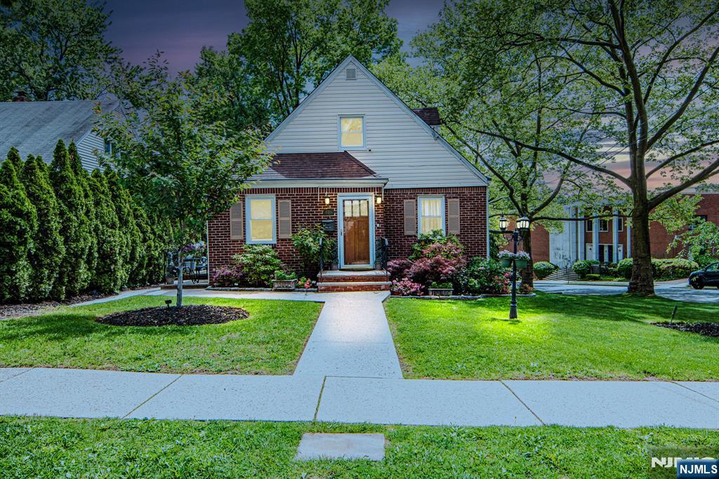 Property for Sale at 835 Prince Street, Teaneck, New Jersey - Bedrooms: 4 
Bathrooms: 2 
Rooms: 7  - $735,999