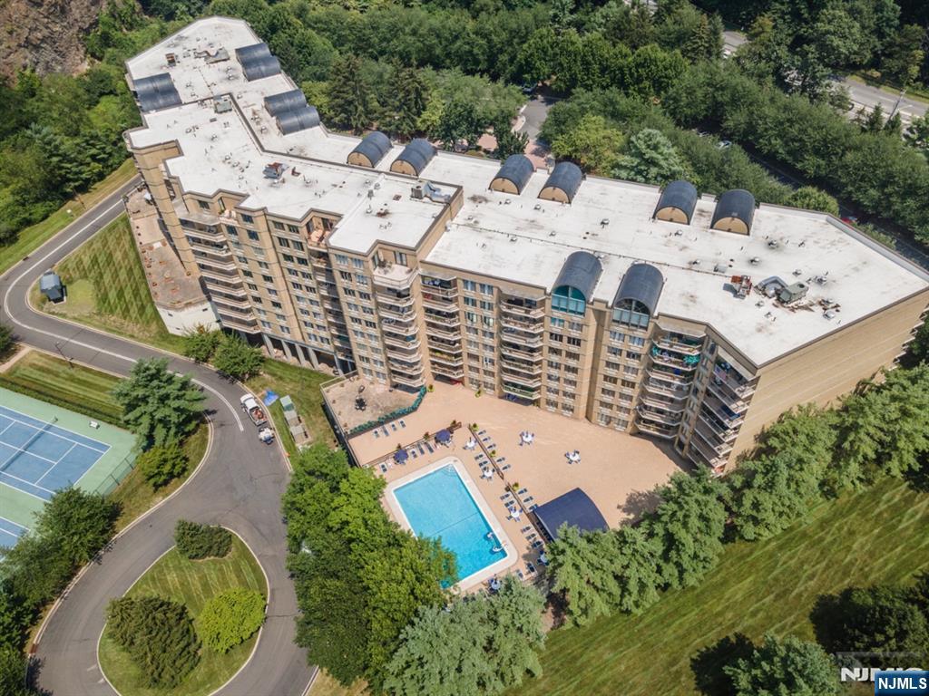 10 Smith Manor Boulevard 815