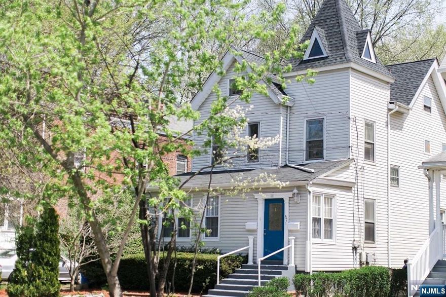 Spacious apartment with 2 bedrooms plus small office. 1 bath. 3-season room off of new kitchen. In-unit laundry. Third floor provides ample storage. Close to shops, restaurants, NYC transportation.