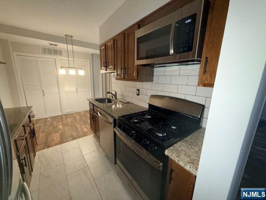 Lovely, sun-filled one-bedroom unit featuring sleek laminate flooring throughout and a well-appointed kitchen with warm wood cabinetry, granite countertops, and stainless steel appliances. Enjoy the ease of a pet friendly community, on-site laundry, private storage, and your own patio spaceâ€”perfect for relaxing or entertaining. Take advantage of the gorgeous community pool and unbeatable convenience for commuters, with direct access to the city for just $7. Ideally located near shopping, major highways, and beautiful parks. A true commuterâ€™s dream in a prime locationâ€”donâ€™t miss this one!