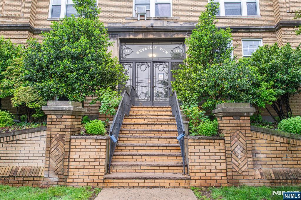 Rental Property at 22 Saint Lukes Pl 21, Montclair, New Jersey - Bedrooms: 2 
Bathrooms: 1 
Rooms: 4  - $2,450 MO.