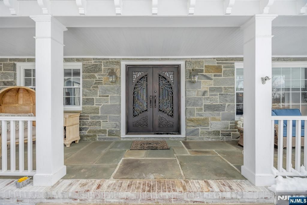 Photo of 88 Chestnut Ridge Road, Saddle River, NJ 07458 (MLS # 26005167)