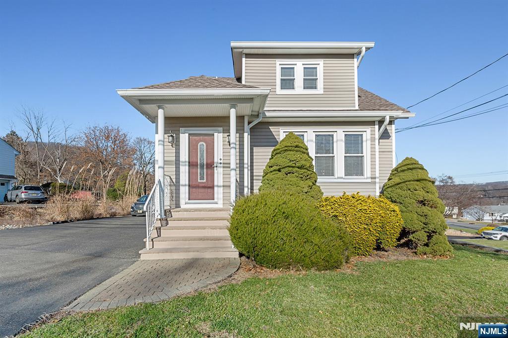 12 Roosevelt Ave 1, North Haledon, New Jersey - 2 Bedrooms  
3 Bathrooms  
11 Rooms - 