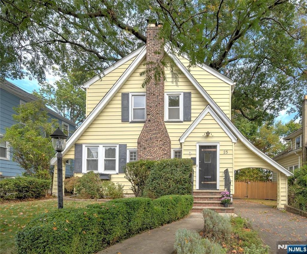Photo of 25 Sunset Avenue, Bloomfield, NJ 07003 (MLS # 25036992)