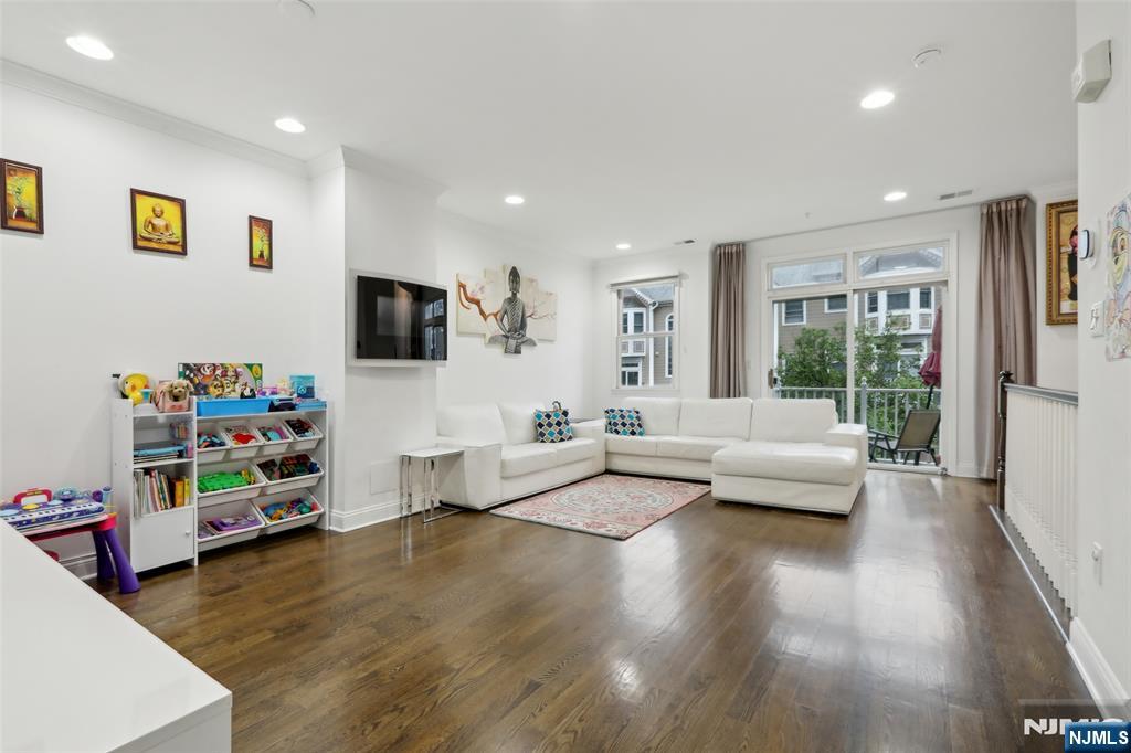 286 Roslyn Court 286