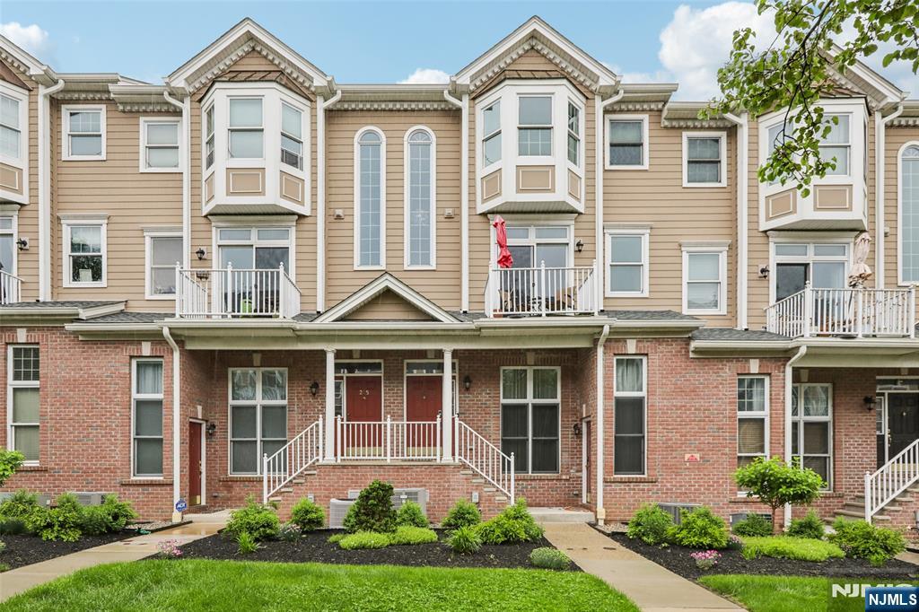 286 Roslyn Court 286