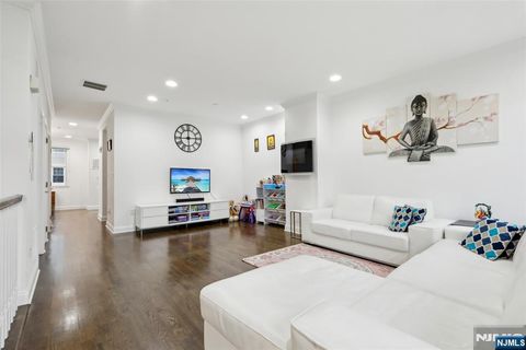 MLS: 25016491