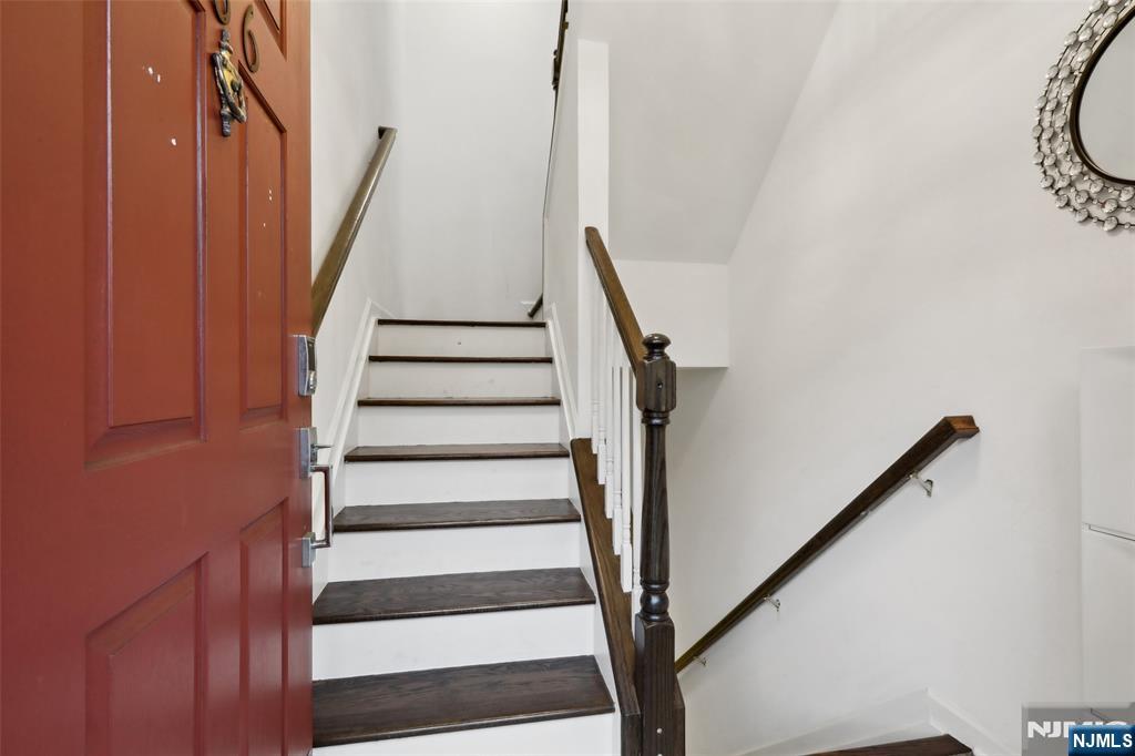 286 Roslyn Court 286