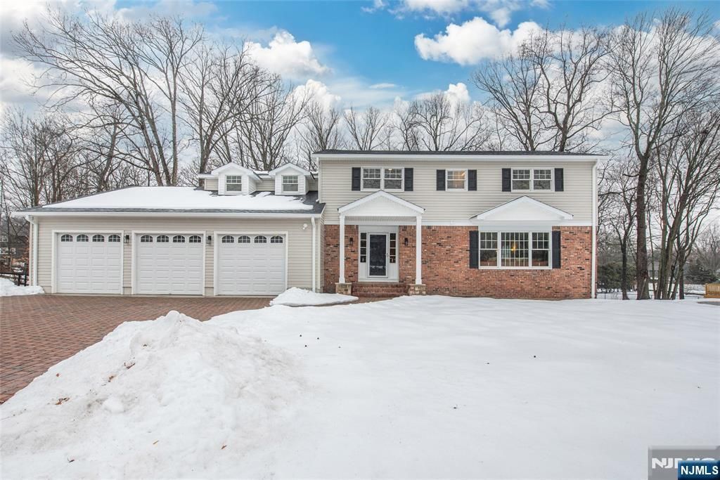 Photo of 5 Pin Oak Rd, West Caldwell, NJ 07006 (MLS # 26006146)