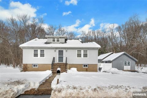 Photo of 410 Horseneck Road, Fairfield, NJ 07004 (MLS # 26005515)