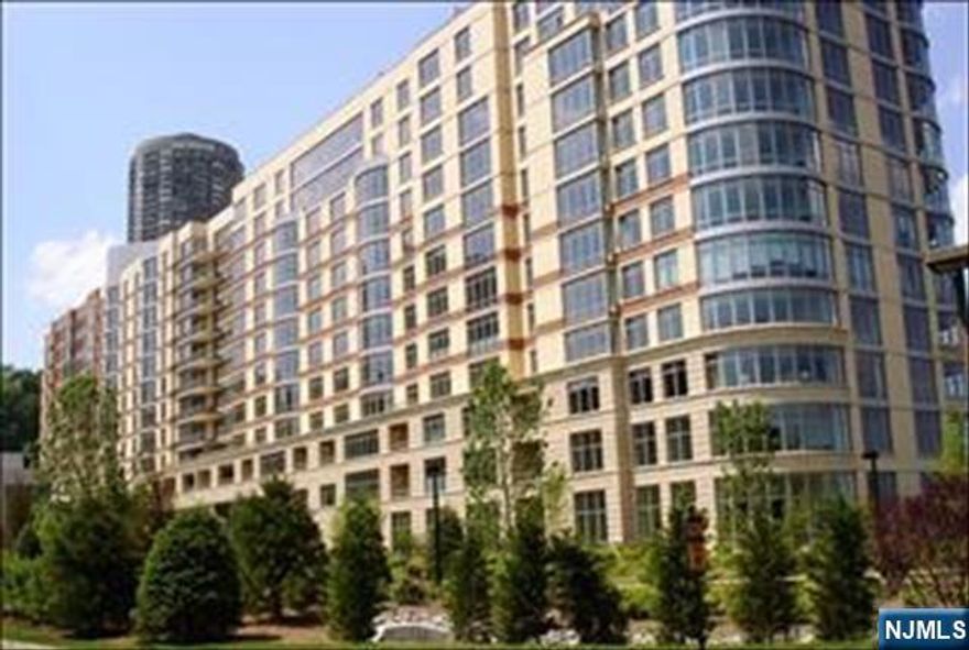 LUXURIOUS LIVING IN THE MOST UPSCALE BUILDING ON THE GOLD COAST, WATERFRONT COMMUNITY OFFERS EXQUISITE AMENITIES; INDOOR/OUTDOOR POOL, GYM, BUSINESS CENTER, MOVIE THEATRE, GUEST SUITE AND MORE. GRANITE COUNTERTOP GOURMET KITCHEN EQUIPPED WITH UP-TO-DATE APPLIANCE, MAPLEWOOD CABINET, GLEAMING WOOD FLOOR, GLASS WINDOW LIVING ROOM.