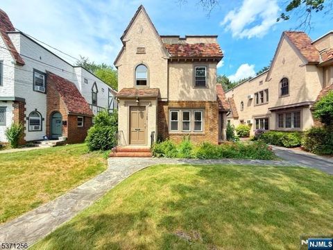 Photo of 166 Washington Pl, Ridgewood Village, NJ 07450 (MLS # 26019724)