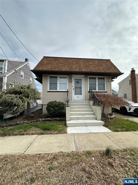 Rental Property at 211 Copeland Ave Ground Flo, Lyndhurst, New Jersey - Bedrooms: 1 
Bathrooms: 1 
Rooms: 5  - $2,000 MO.