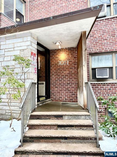 Photo of 3071 Edwin Ave #2B, Fort Lee, NJ 07024 (MLS # 26005463)