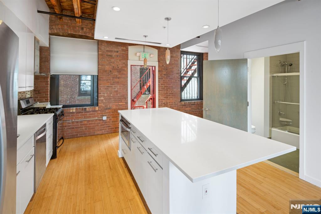61 New Jersey Railroad Avenue 8