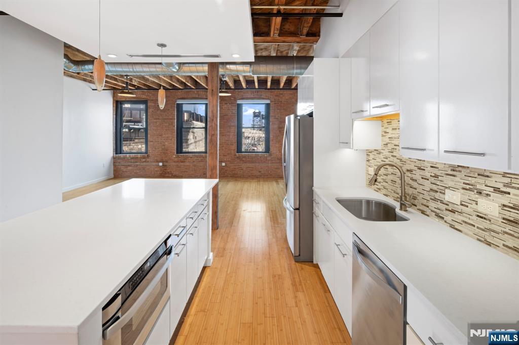 61 New Jersey Railroad Avenue 8