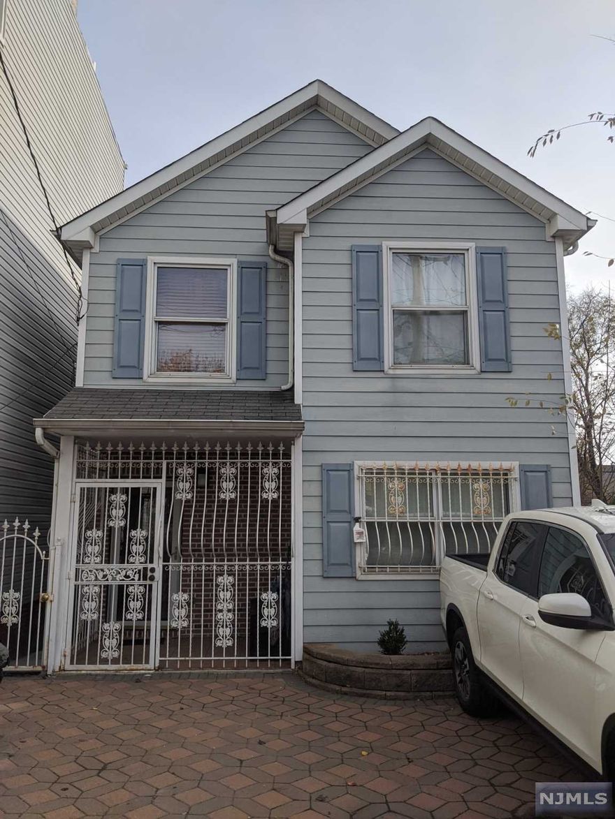 Beautiful excellent condition 1 family home townhouse layout 1st floor has living room, dining room, kitchen, 1 full bathroom, laundry, back yard and parkings for 2 cars. 2nd floor has 3 bedrooms 1 full bathroom central air, central heat. Excellent location close to Rutgers University, NJIT, Newark Airport, University hospital, shopping and transportation.