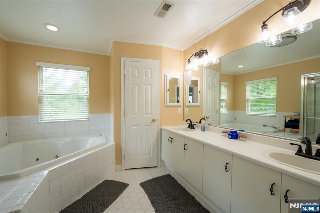 Hamburg, New Jersey 07419, United States, 4 Bedrooms Bedrooms, ,3 BathroomsBathrooms,Residential,Active,156563