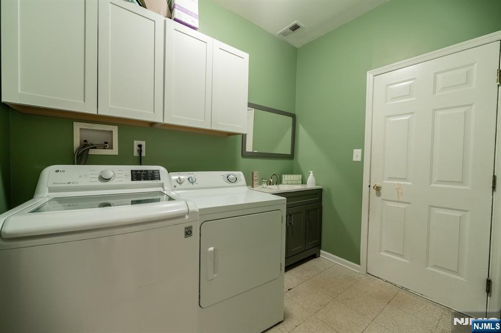 Hamburg, New Jersey 07419, United States, 4 Bedrooms Bedrooms, ,3 BathroomsBathrooms,Residential,Active,156563