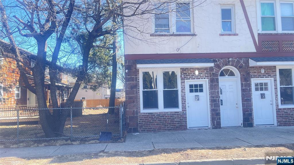 286 Terrace Ave, Hasbrouck Heights, New Jersey - 2 Bedrooms  
2 Bathrooms  
4 Rooms - 