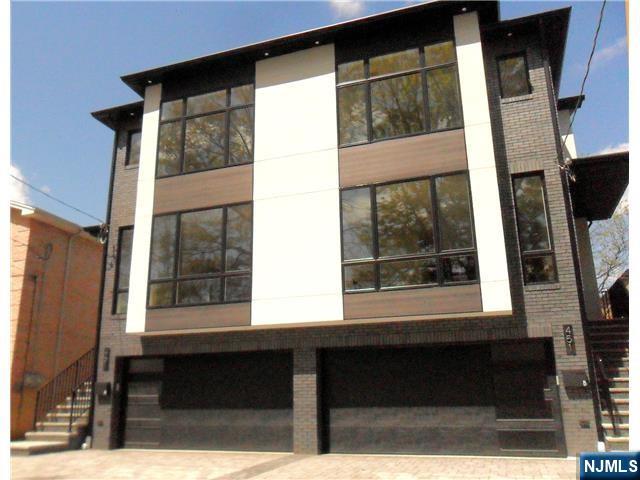 451 3rd St A, Palisades Park, New Jersey - 4 Bedrooms  
4 Bathrooms  
10 Rooms - 