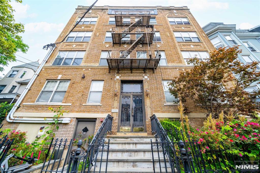 4244 Prospect 1C/103, Jersey City, New Jersey - 3 Bedrooms  
2 Bathrooms  
6 Rooms - 
