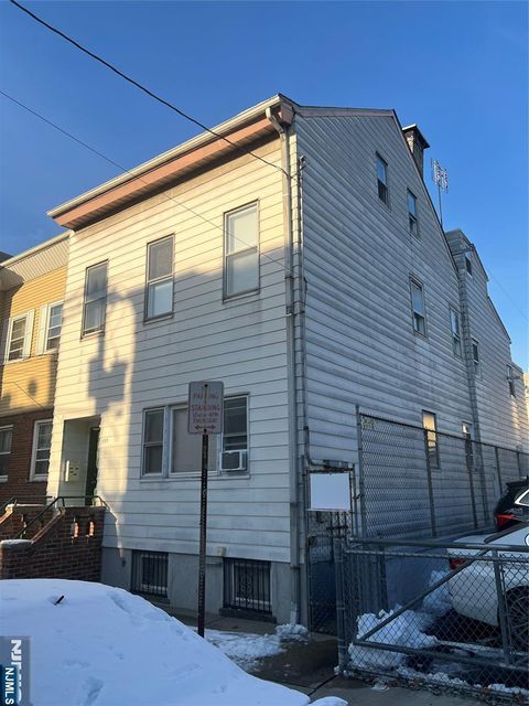 Photo of 195 Walnut Street, Newark, NJ 07105 (MLS # 25043120)