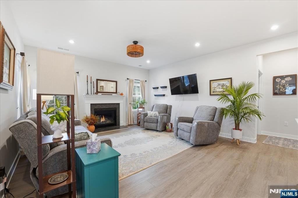 5 Thomas Knoll Boulevard